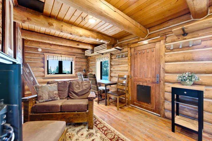 Log wall construction with exposed ceiling beams