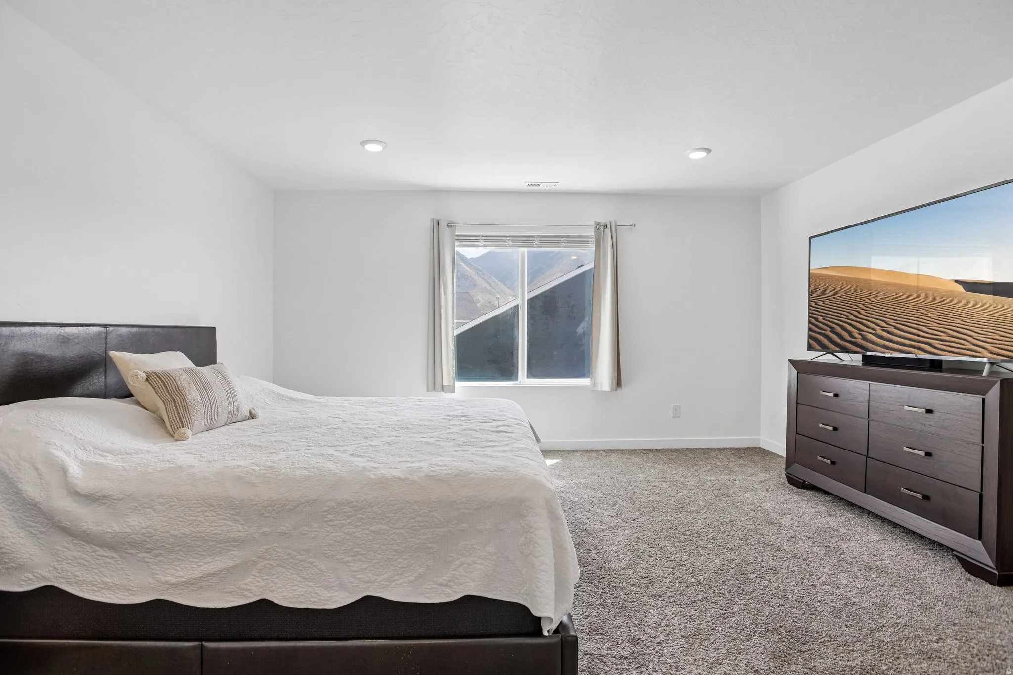 Wall-to-wall carpeting and recessed lighting