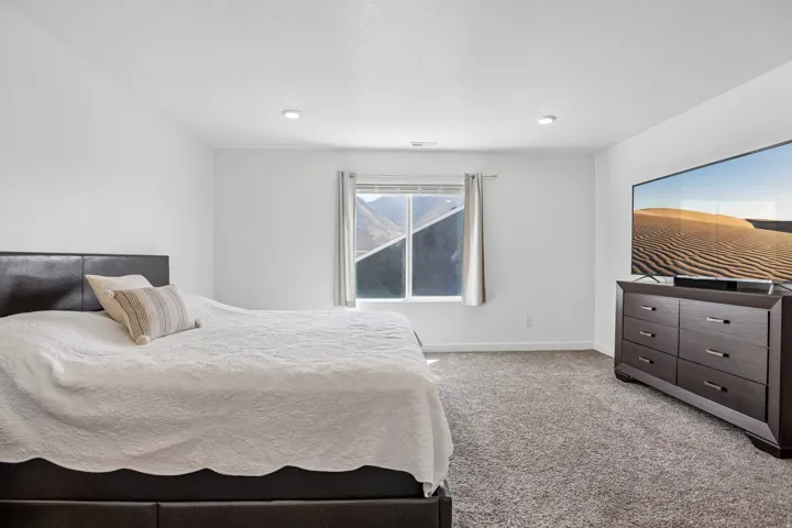 Wall-to-wall carpeting and recessed lighting
