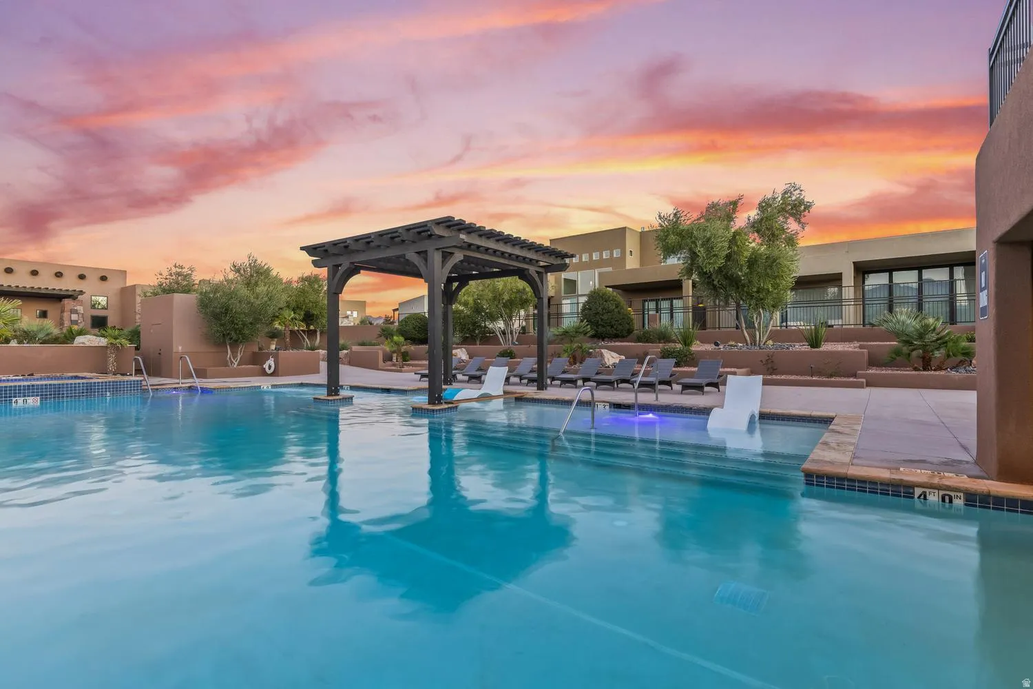 Expansive swimming pool with integrated sun shelf