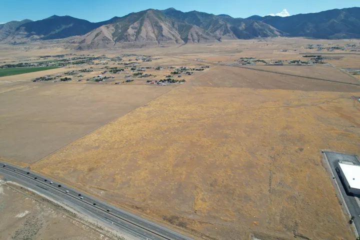 Expansive land parcel featuring a wide-open terrain and distant mountainous backdrop
