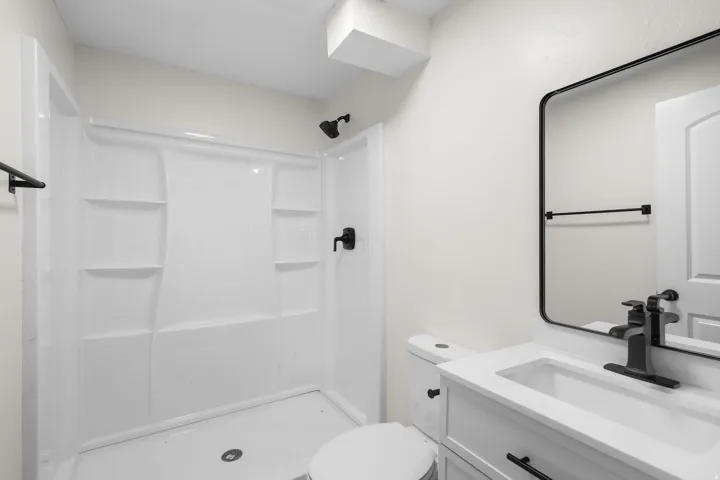 White shower surround with integrated shelving