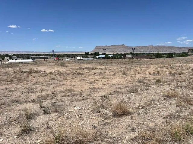 Expansive undeveloped lot featuring a dry, rocky ground cover