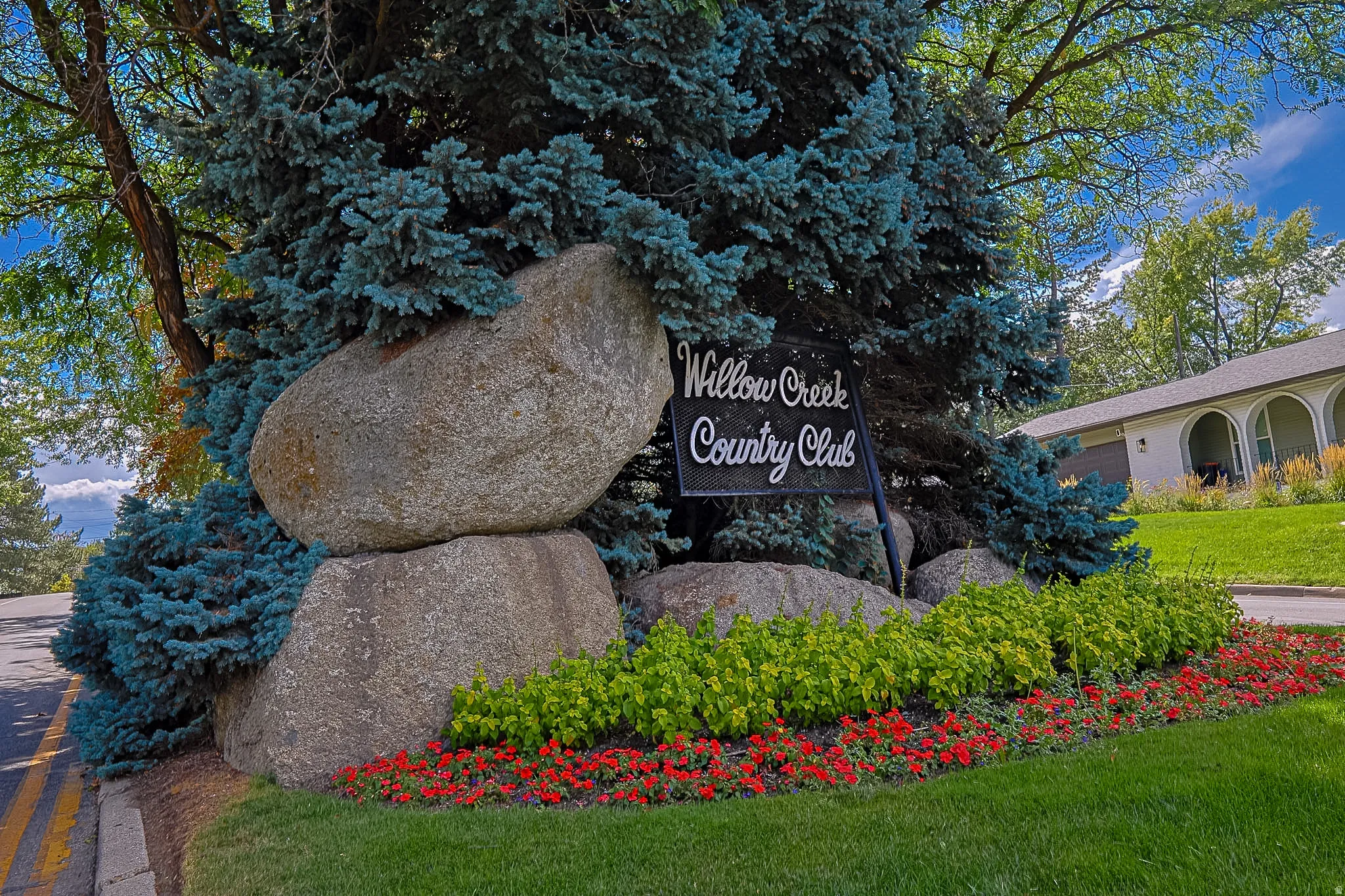 Willow Creek Country Club signage with natural stone accents
