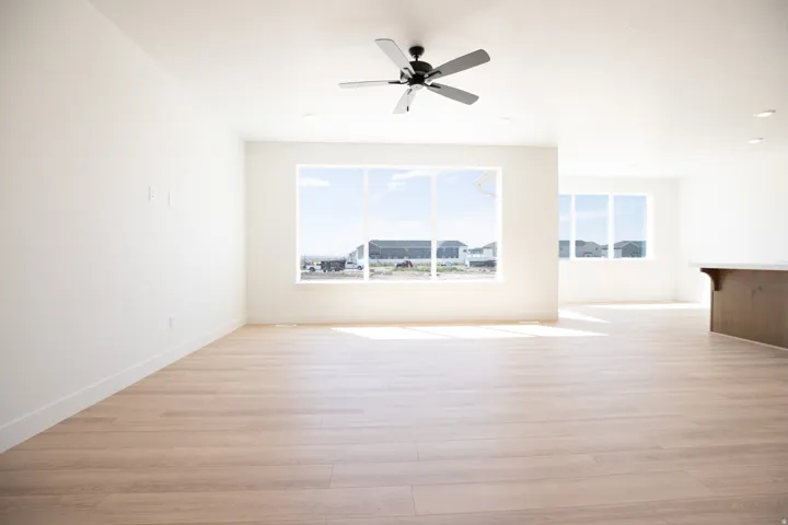 Large family room with 9' ceiling and ceiling fan.