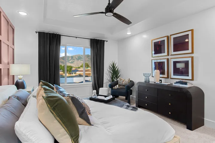 Tray ceiling with recessed lighting and ceiling fan