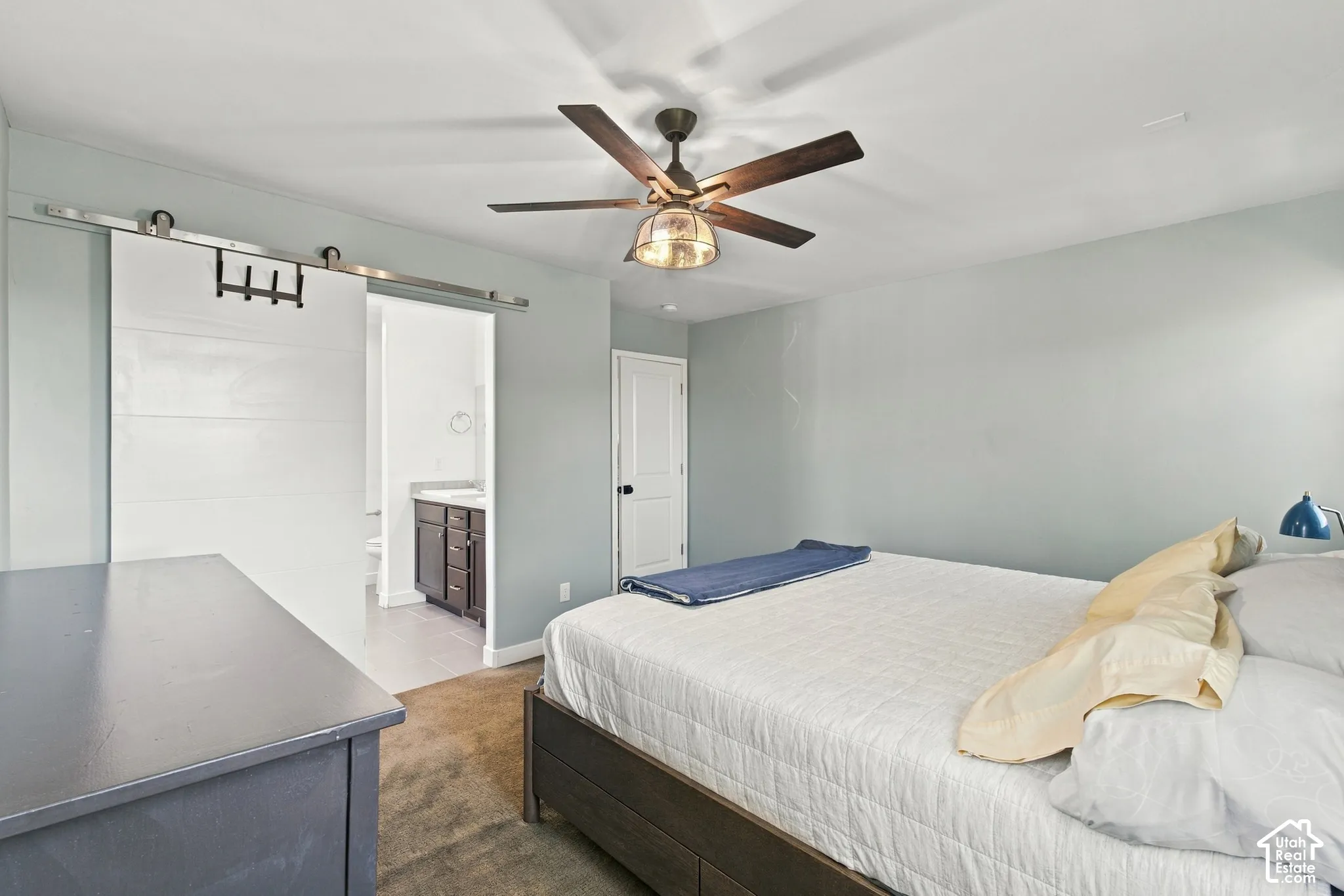 Ceiling fan with integrated lighting