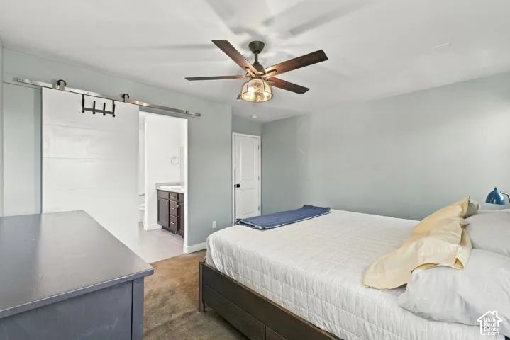 Ceiling fan with integrated lighting