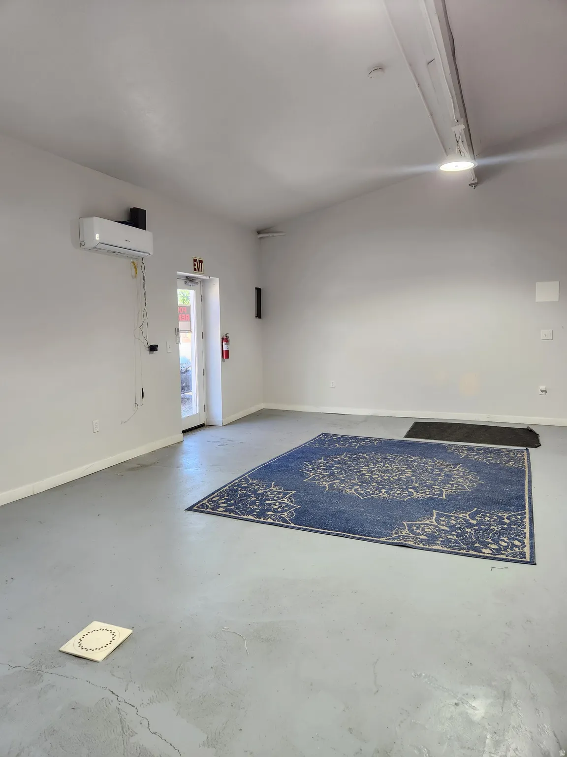 Vaulted ceiling with track lighting and recessed lighting