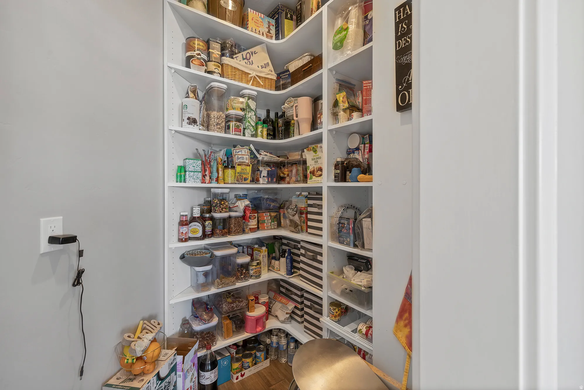 Integrated corner shelving system