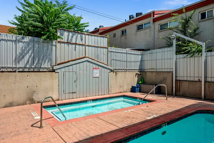 Swimming pool with integrated spa and surrounding concrete patio