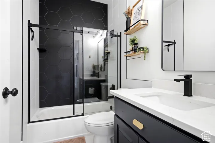 Main floor full bathroom