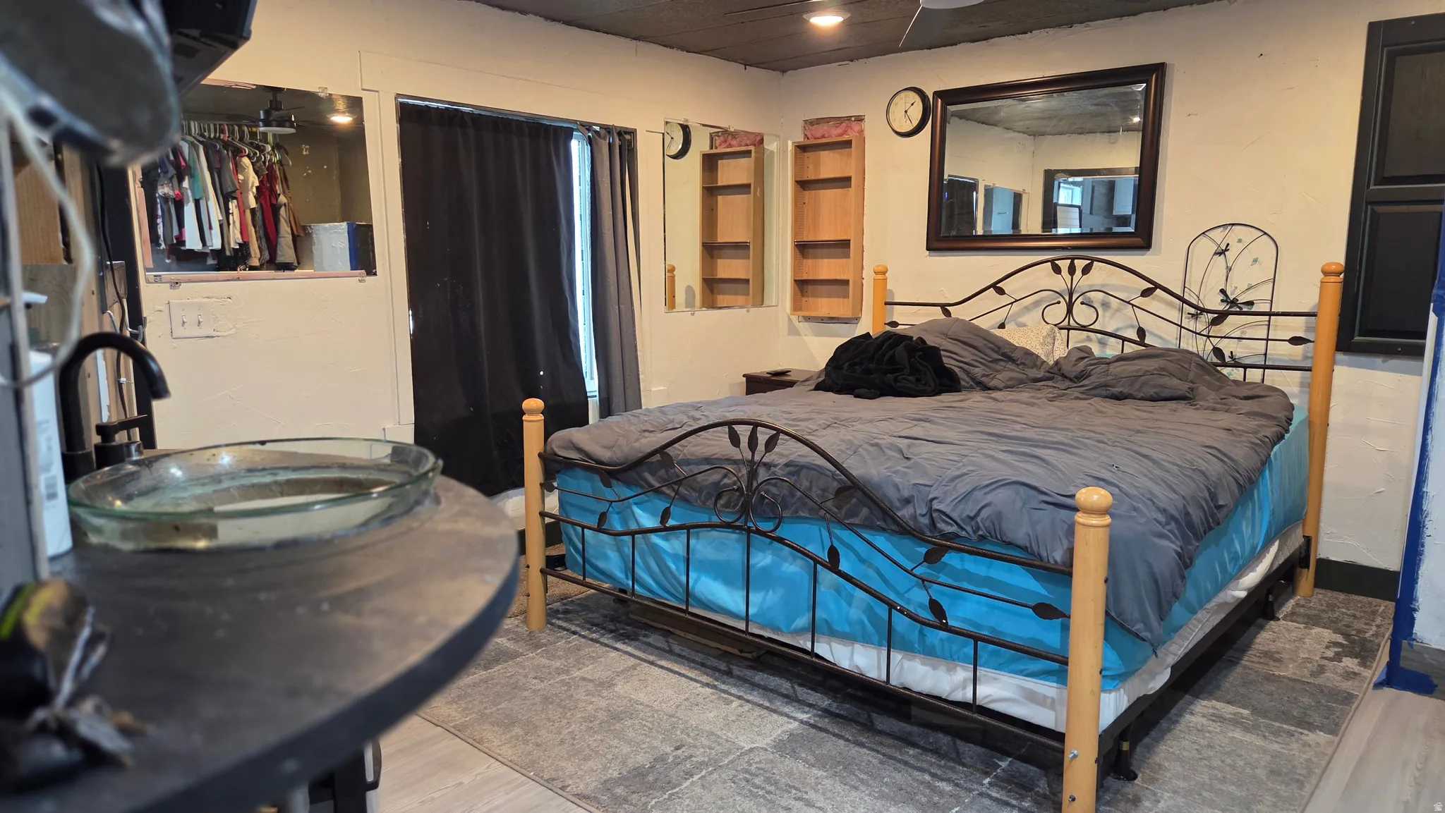 Room featuring a built-in recessed storage niche and sink