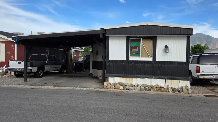 Carport structure with a flat roof