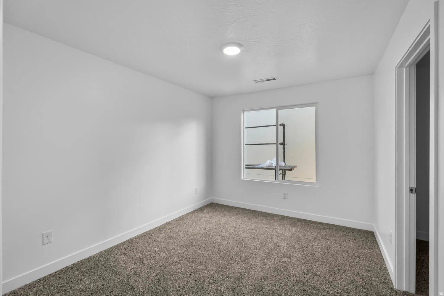 Neutral wall tones with carpet flooring