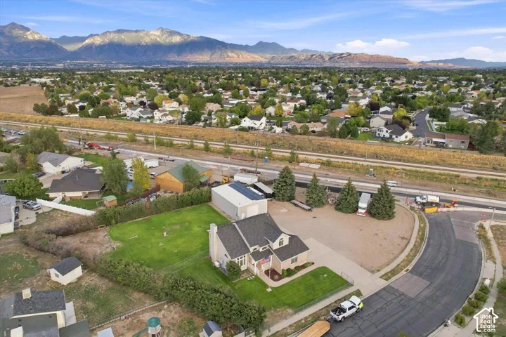 Property with a large lot, mountain backdrop, and expansive surrounding neighborhood