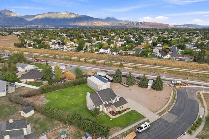 Property with a large lot, mountain backdrop, and expansive surrounding neighborhood