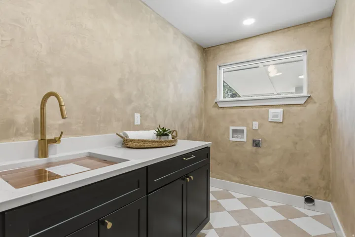 full laundry room on main floor off kitchen with faux finish walls