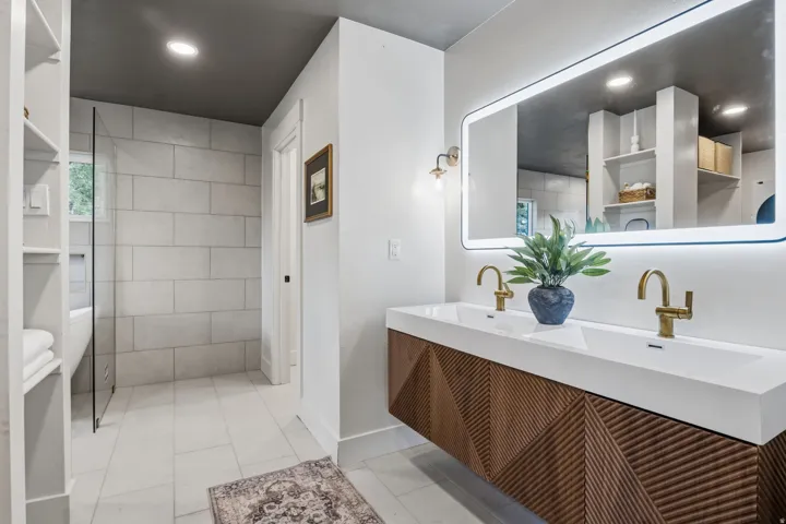 Primary en suite bathroon with double vanity make up sink