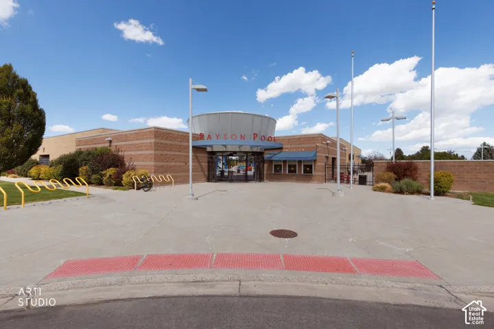 walking distance to Payson pool.
