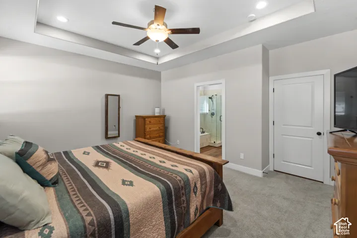 Tray ceiling with recessed lighting and a ceiling fan