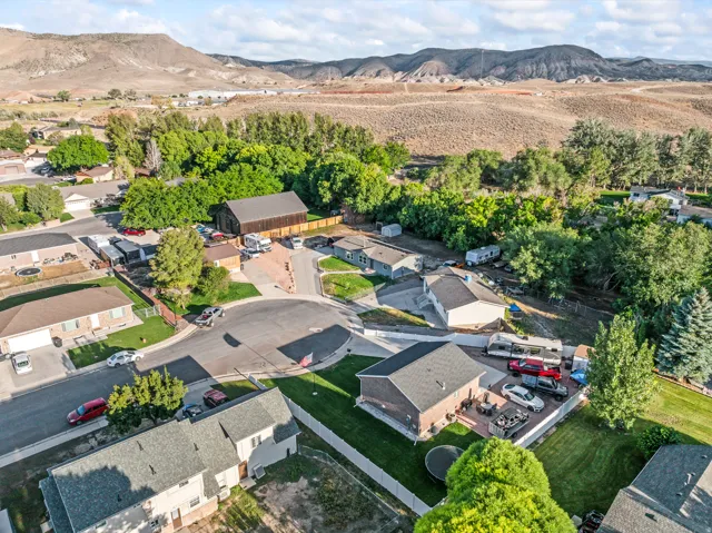 Neighborhood setting with a visible cul-de-sac and mountain backdrop