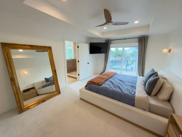 Tray ceiling with recessed lighting and ceiling fan
