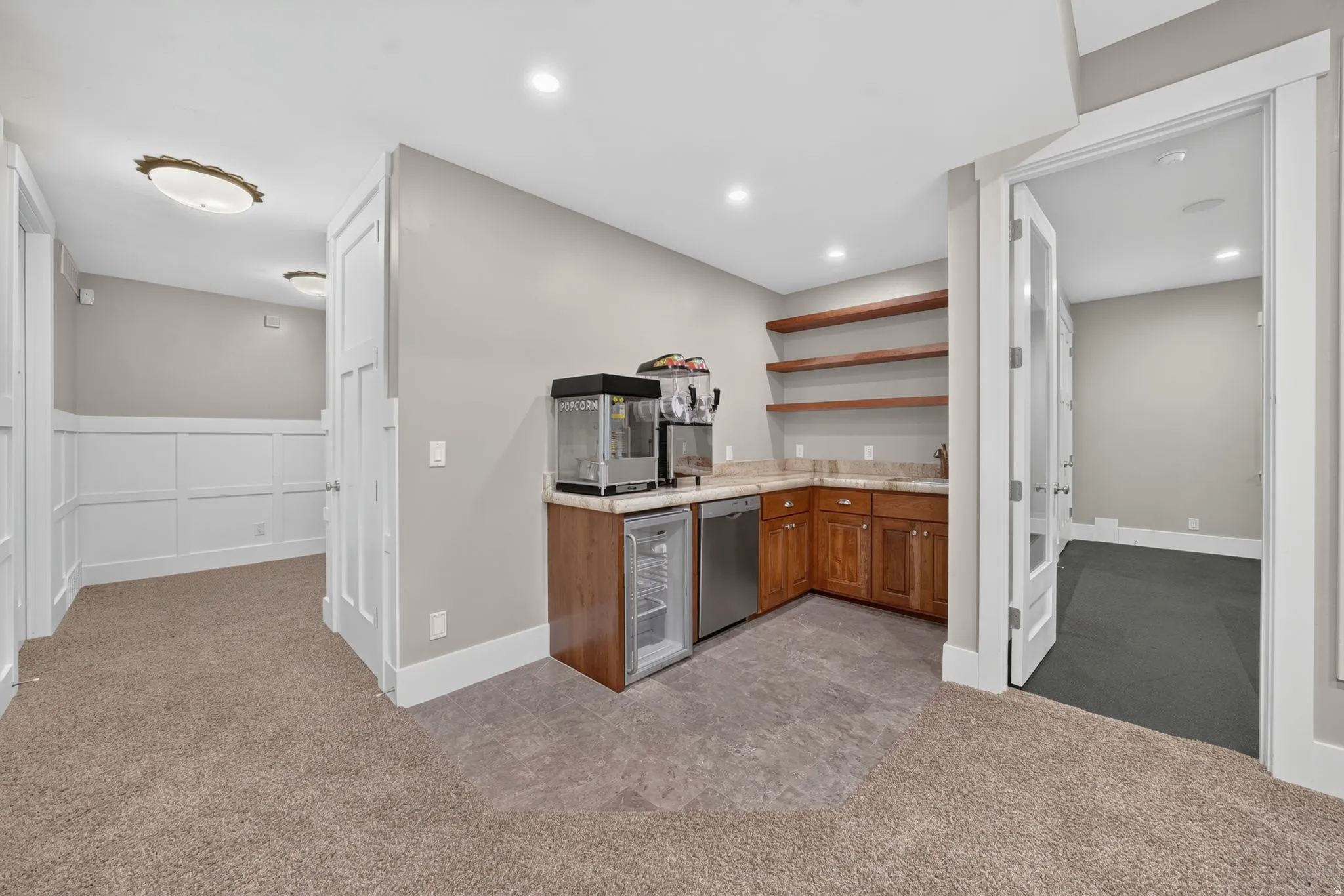 Kitchenette - slushy & popcorn machine included