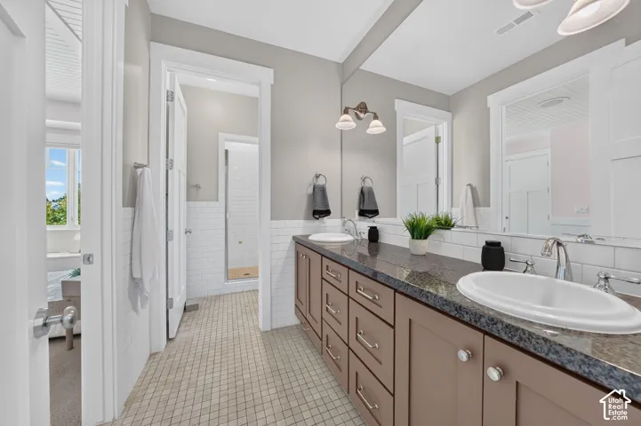 Jack & Jill bathroom