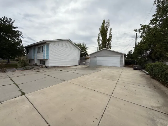 Expansive concrete driveway