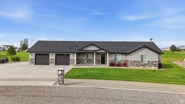 Ranch-style residence featuring a combination of siding and stone veneer
