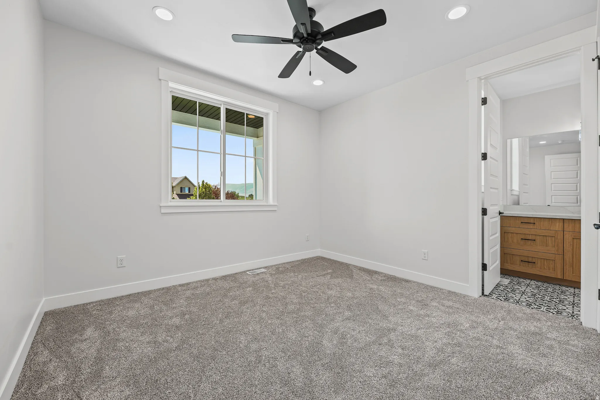 Carpeted room with recessed lighting and a ceiling fan