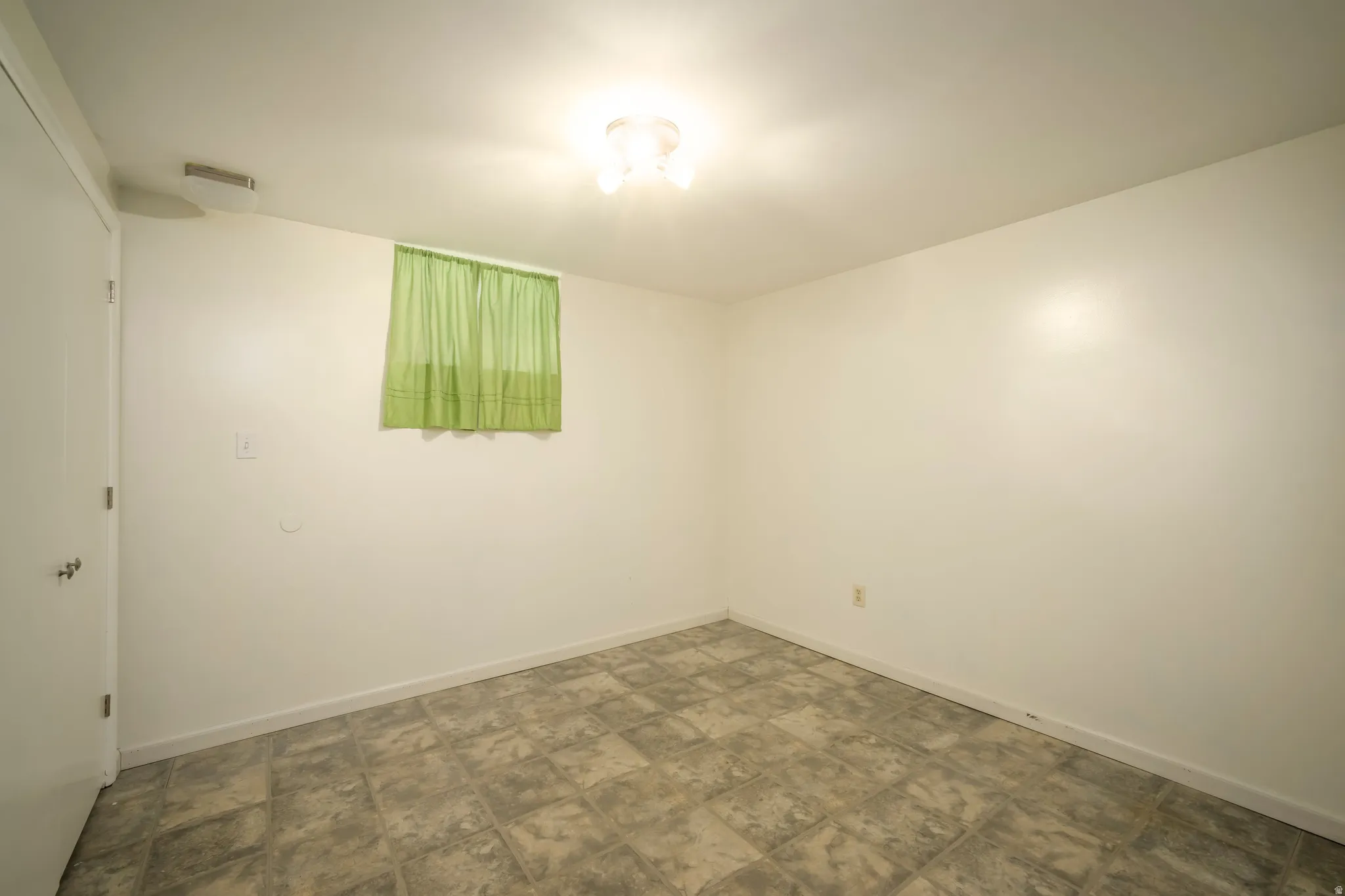 Neutral wall finishes and tile flooring