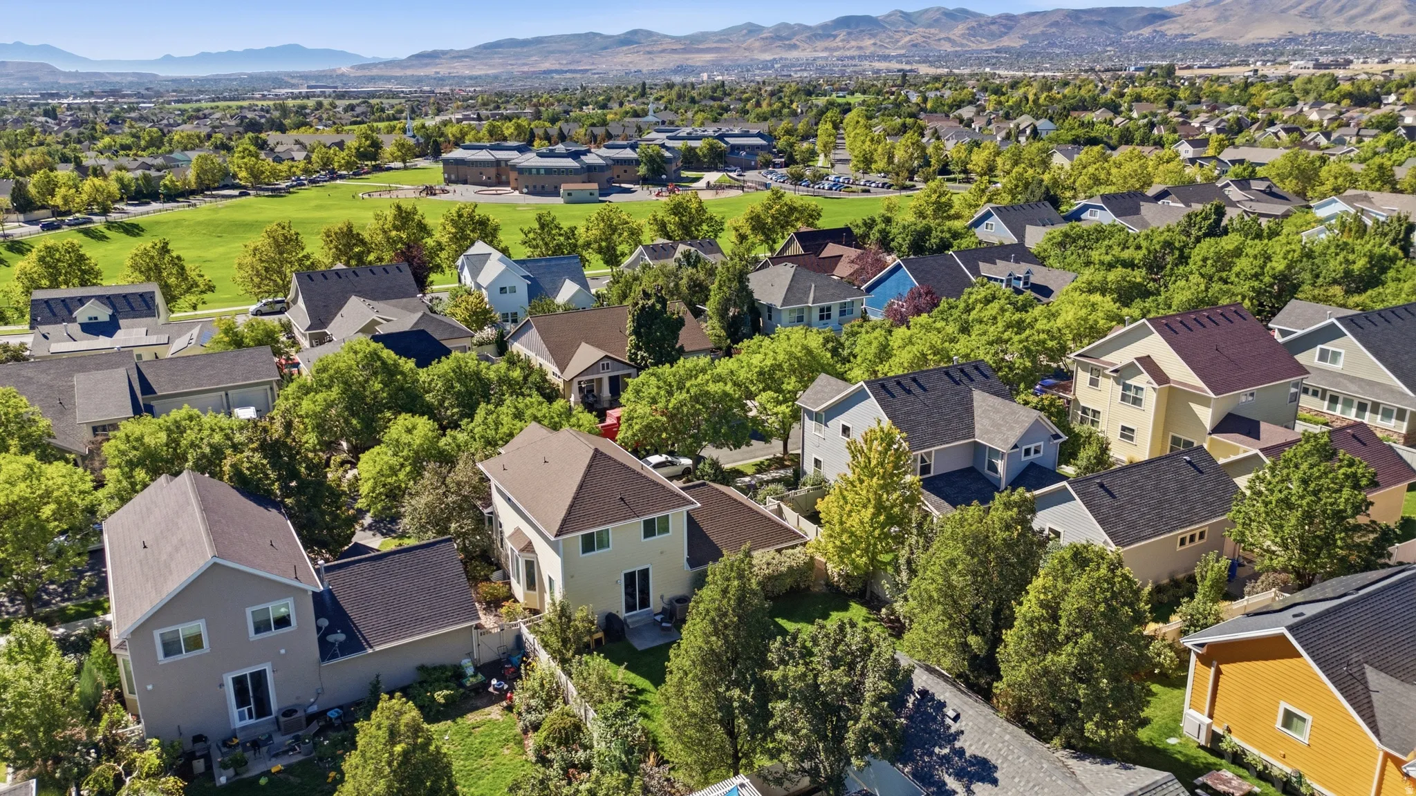 Expansive neighborhood featuring various residential properties and abundant mature trees