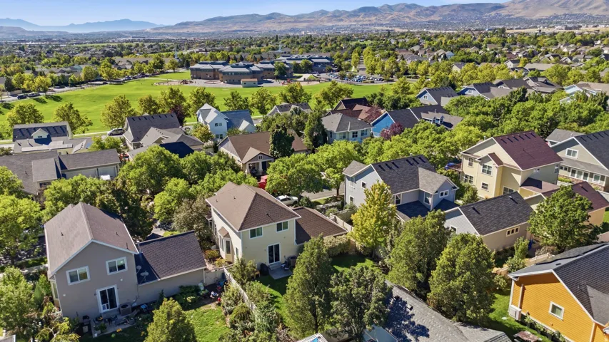 Expansive neighborhood featuring various residential properties and abundant mature trees