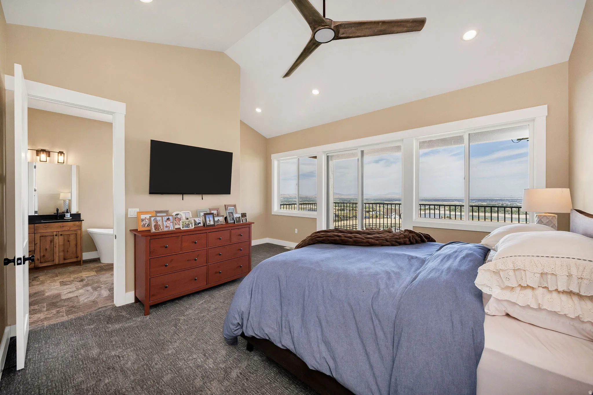 Vaulted ceiling with recessed lighting and ceiling fan