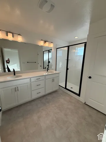 Dual vanity with undermount sinks, quartz countertops, and matte black fixtures