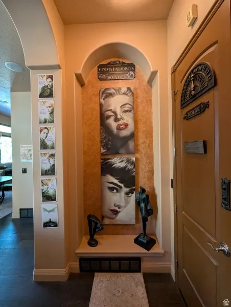 Arched entryway featuring a built-in niche with an integrated shelf