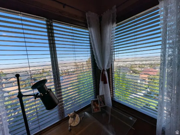 Expansive windows with horizontal blinds, offering a wide landscape and wonderful fiew of the valley and moutains