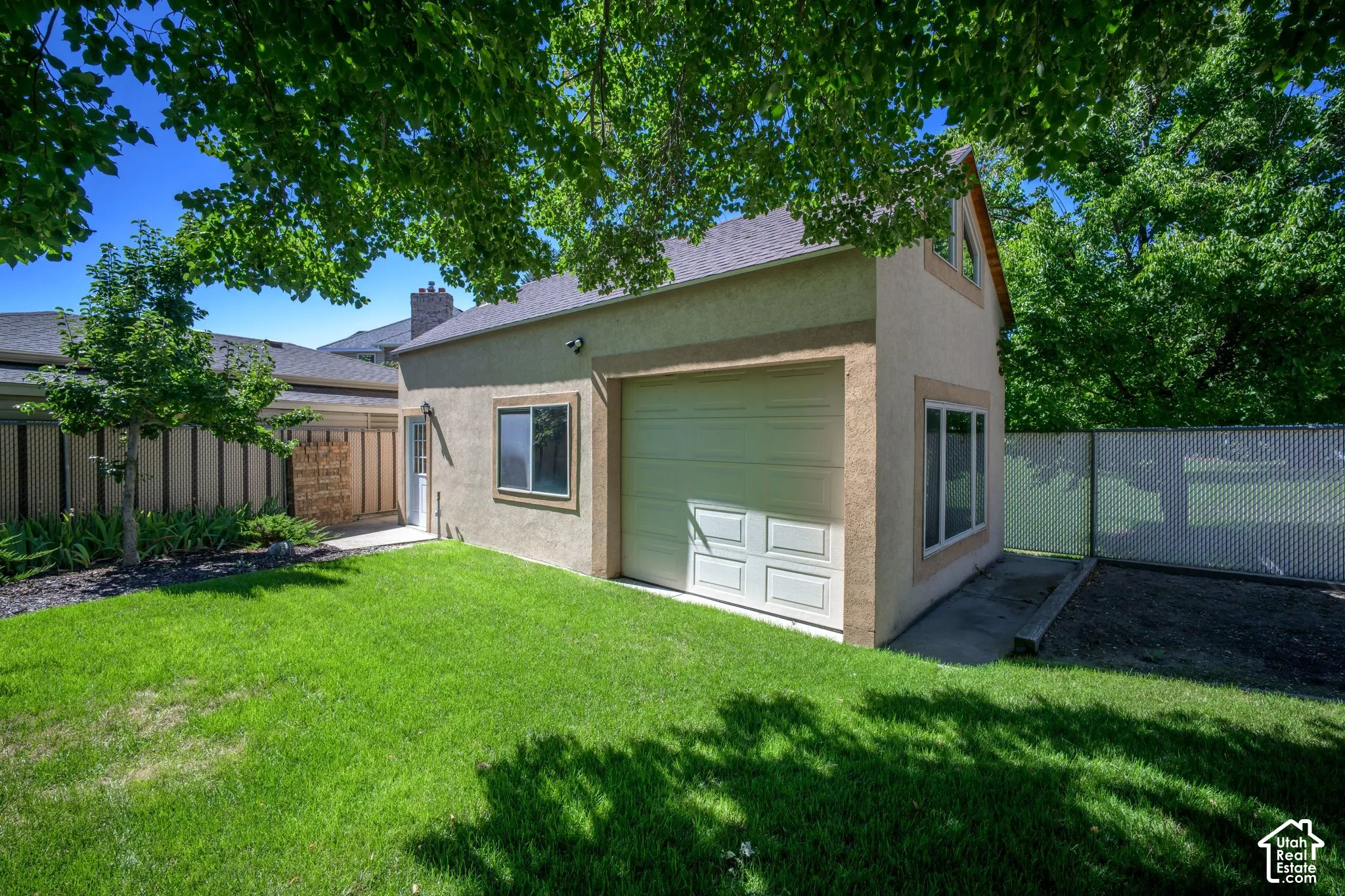 Detached garage/workshop