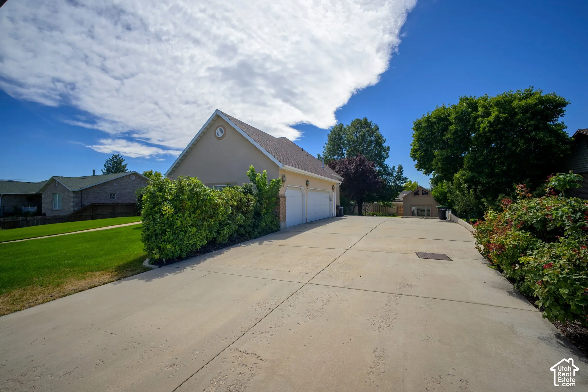 Large driveway, lots of parking