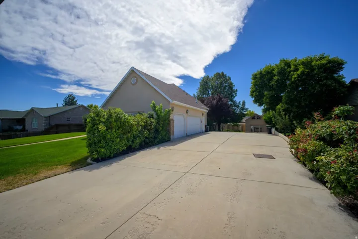 Large driveway, lots of parking