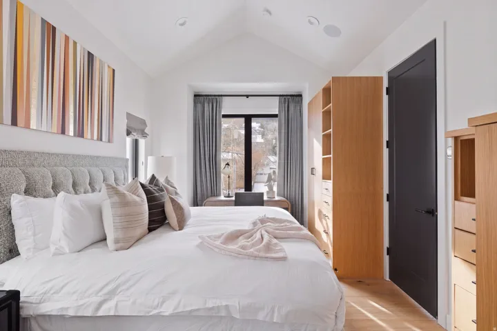 Vaulted ceiling with recessed lighting