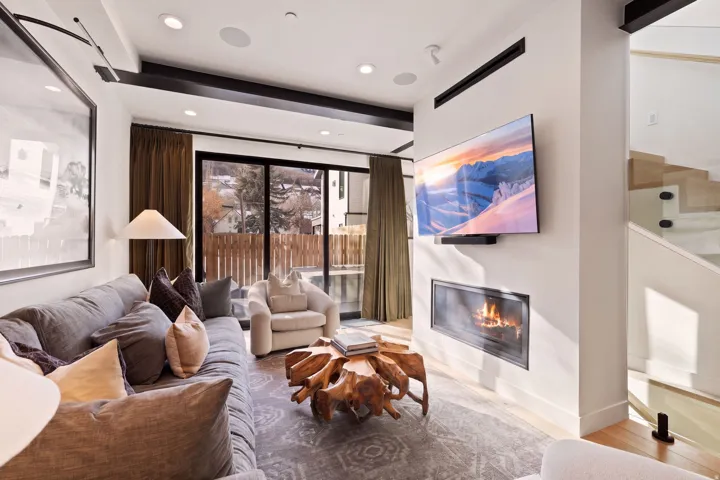 Recessed lighting, wood-finish flooring, and a built-in linear fireplace