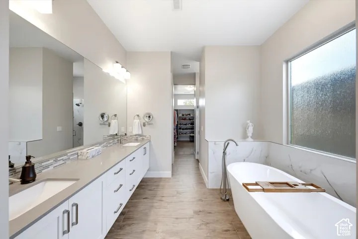 Dual vanity with integrated sinks and a full-width mirror
