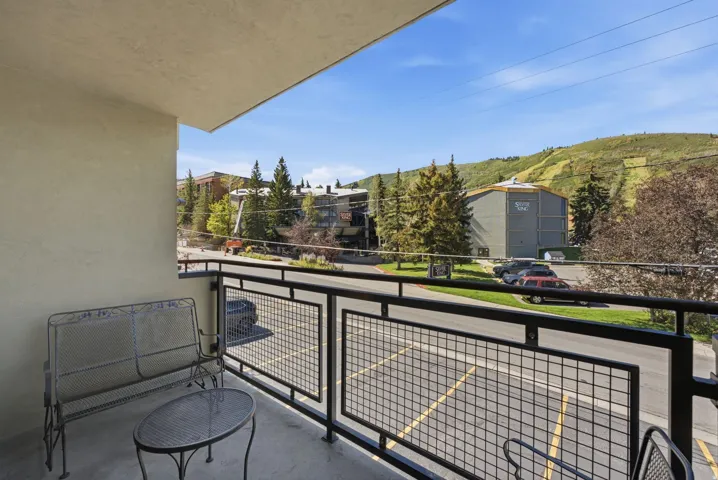 Balcony with concrete flooring and a black metal railing