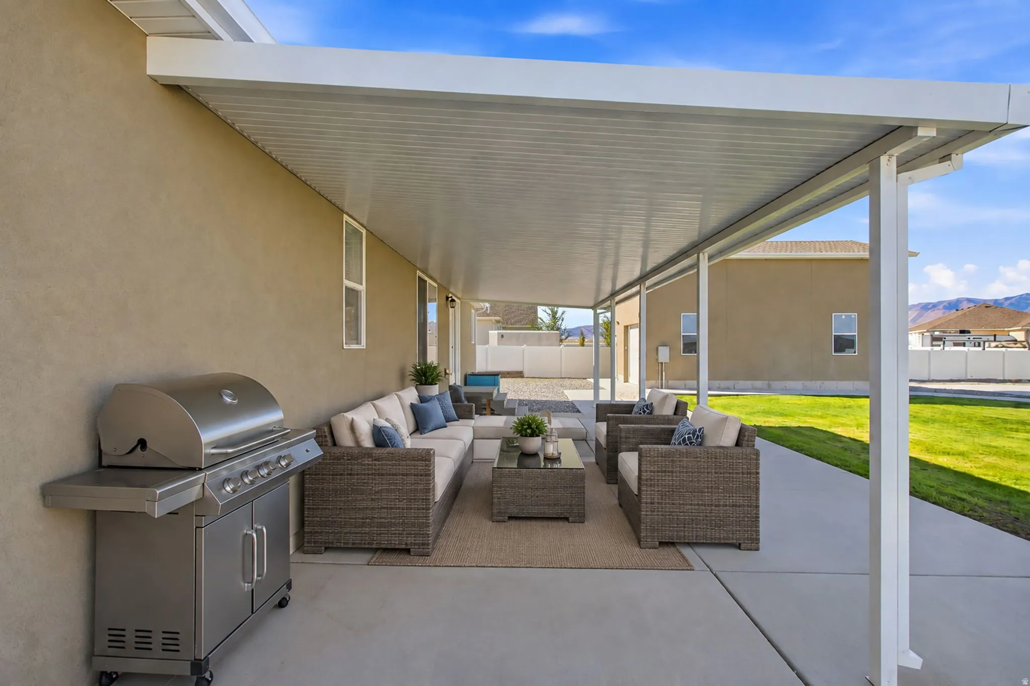 Expansive covered patio to enjoy!