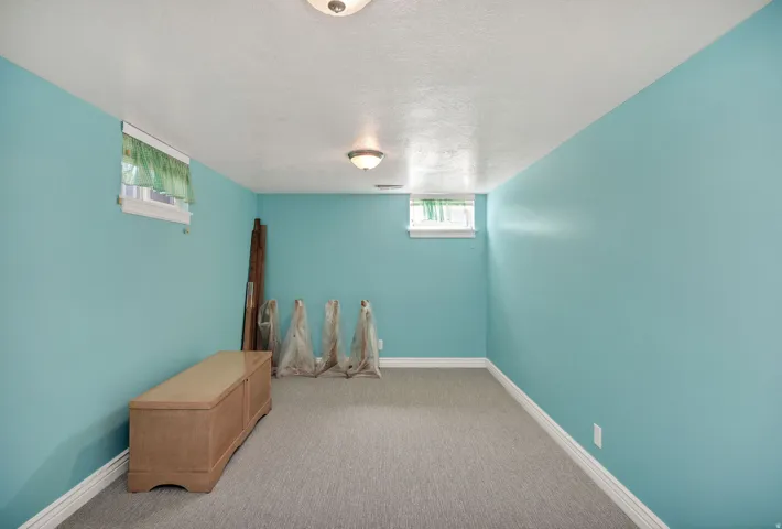 Recessed windows, overhead lighting fixtures, and light-toned carpeting