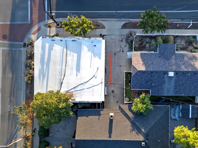 Birdseye view, 2 tandem parking spots.