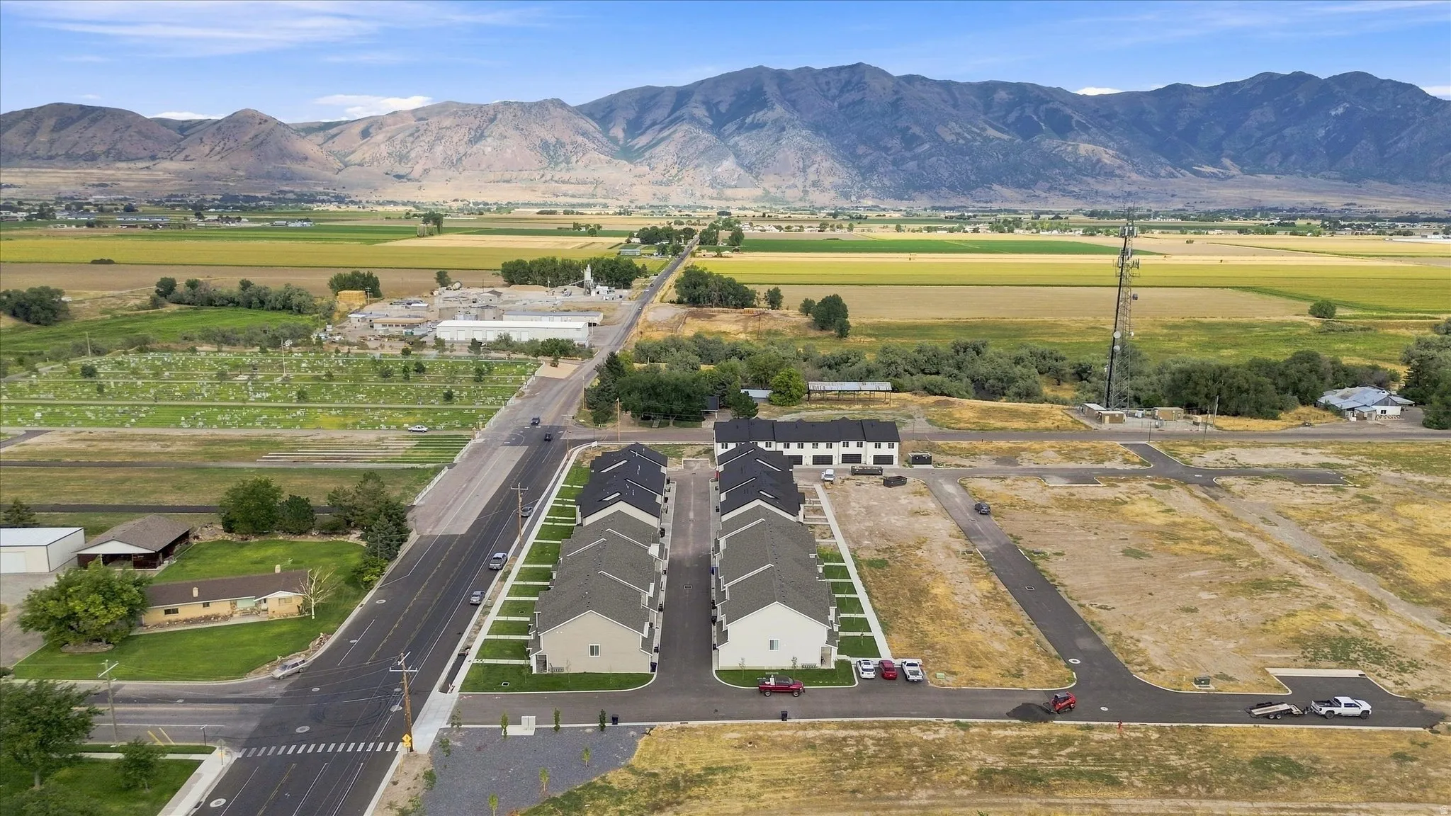 Newly constructed residences featuring asphalt roofing and light-toned siding